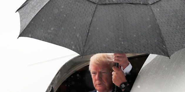 Donald Trump sortant de son Air Force One sous la pluie à Dallas en mai 2018 (photo