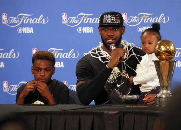 Voilà Comment LeBron James Se Procure Des Friandises Pour Sa Fille ...