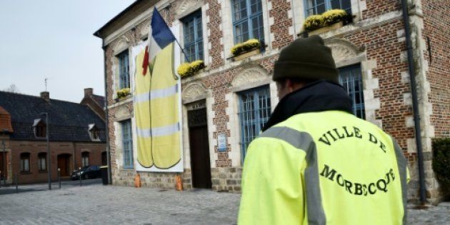 Une Immense Affiche De Gilet Jaune Installée Sur La Mairie