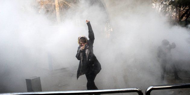Une Iranienne devant l'Université de Téhéran lors d'une manifestation, le 30