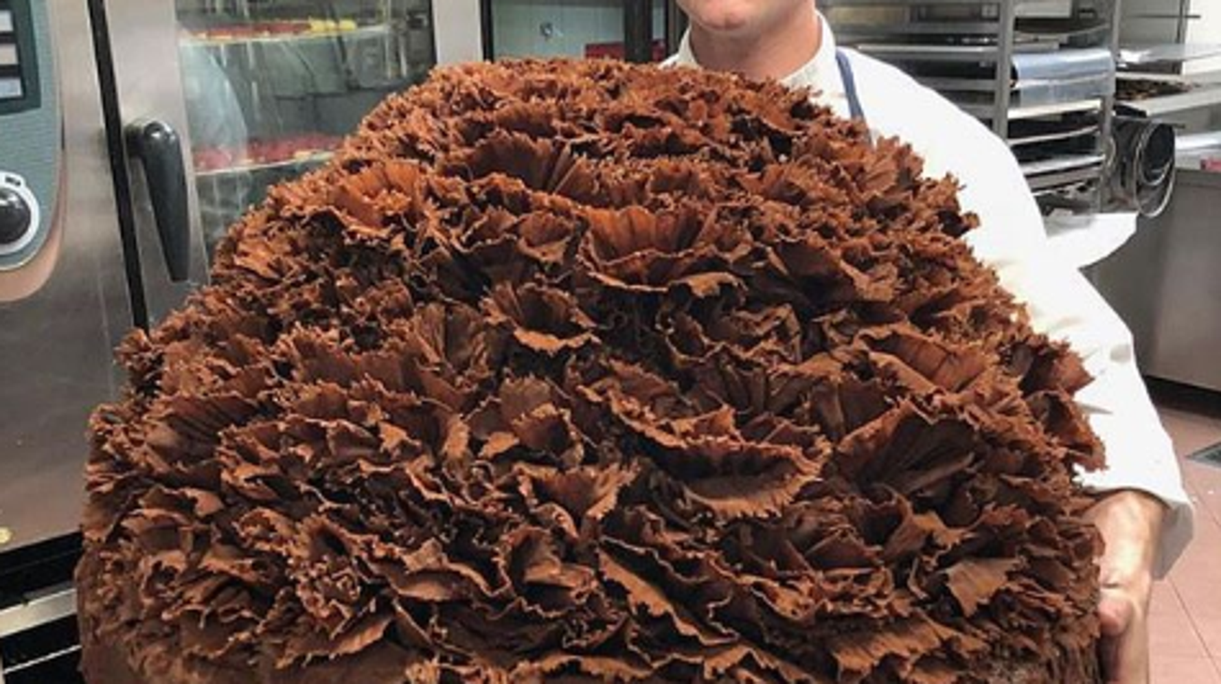 Cet Enorme Gateau Peut Nourrir Jusqu A 50 Convives Et Encore Ce N Est Qu Un Petit Modele Le Huffington Post Life Cet Enorme Gateau Peut Nourrir Jusqu A 50 Convives Et Encore Ce N Est Qu Un Petit Modele Le Huffington Post Life