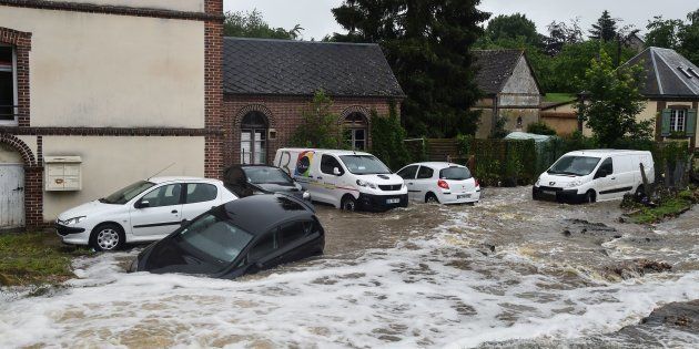 Une voiture emportée par les eaux mardi à Breteuil, en