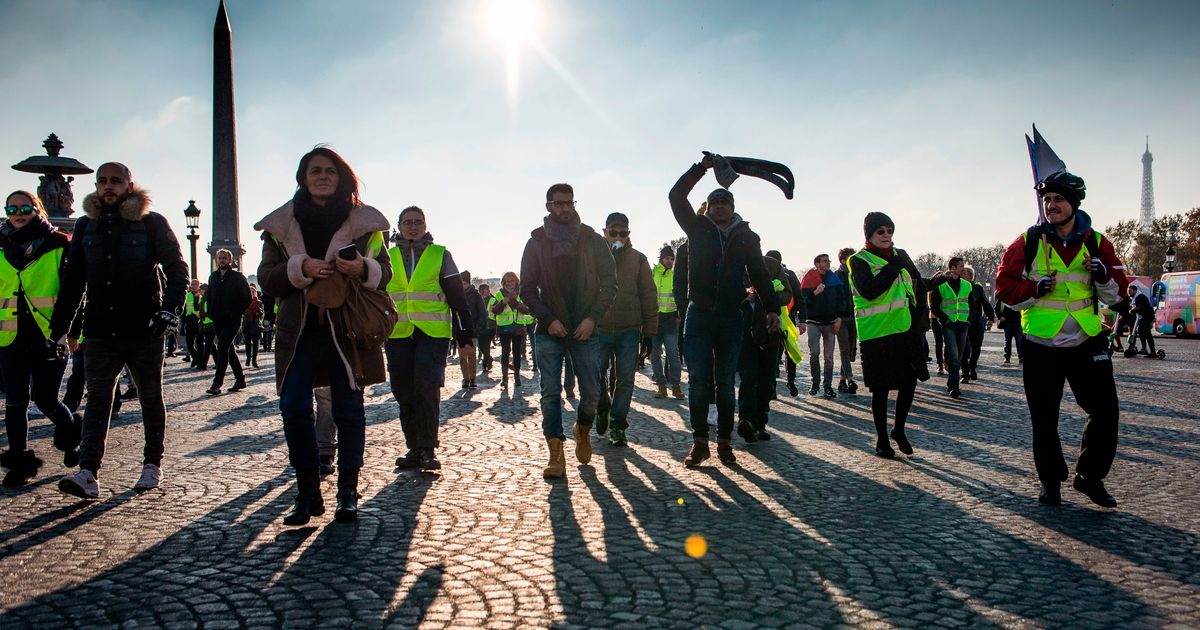 Gilets Jaunes Cest Au Champ De Mars Quaura Lieu Le