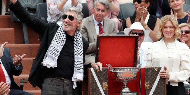 A Roland Garros, l'ex Pink Floyd Roger Waters, keffieh A Roland Garros, l'ex Pink Floyd Roger Waters, keffieh