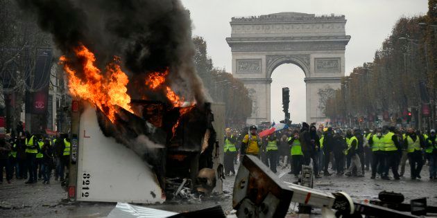 Sur Les Champs élysées Des Gilets Jaunes érigent Des