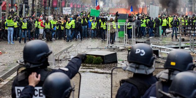 Les Gilets Jaunes La France Den Bas Qui Ne Supporte Plus