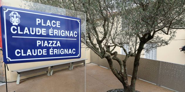 Plaque commémorative installé en février à Ajaccio, où le préfet a perdu la vie. La place a été conçue...