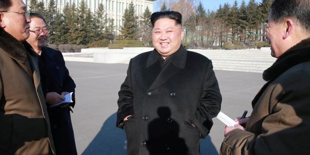 Le leader nord-coréen Kim Jong-Un visite le centre national de la science, sur une photo publiée le 12
