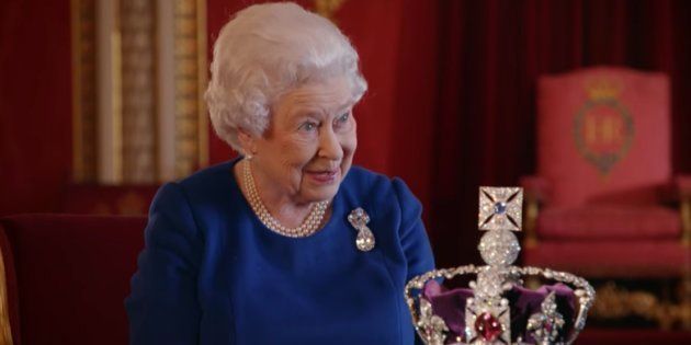 Elizabeth II révèle les secrets de son couronnement (et ce que ça fait de porter une couronne d'un kilo...