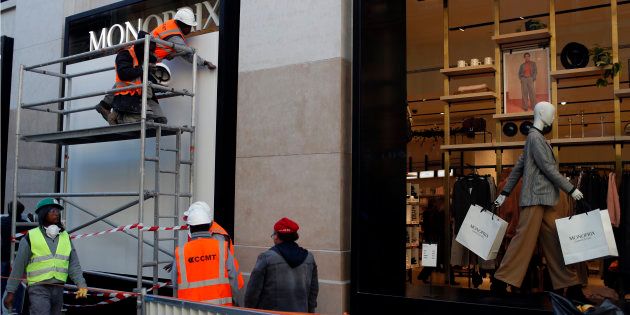 Les Champs élysées Préparent Larrivée Des Gilets Jaunes