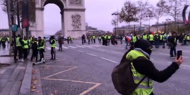 Gilets Jaunes Sur Les Champs élysées Plus De 200