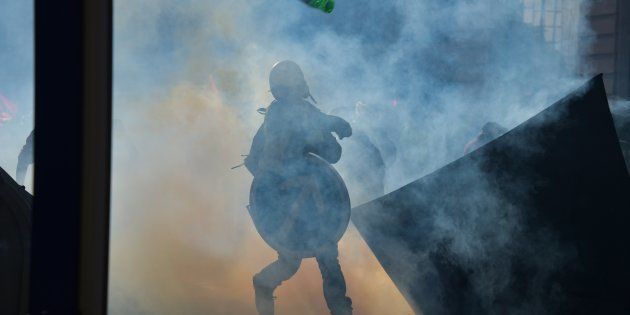 Les Manifestations De Gilets Jaunes Tendues Aussi En Dehors