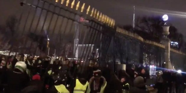 Des Gilets Jaunes Défont Une Grille Du Jardin Des Tuileries