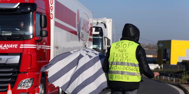 La Pénurie Dessence Entraîne Des Restrictions Dans Le