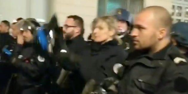 à Pau Ce Geste Des Policiers Face Aux Gilets Jaunes A