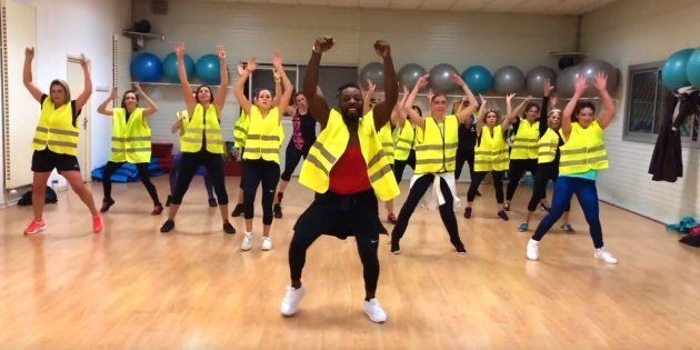 Habillé En Gilet Jaune Ce Prof Donne Un Cours De Danse