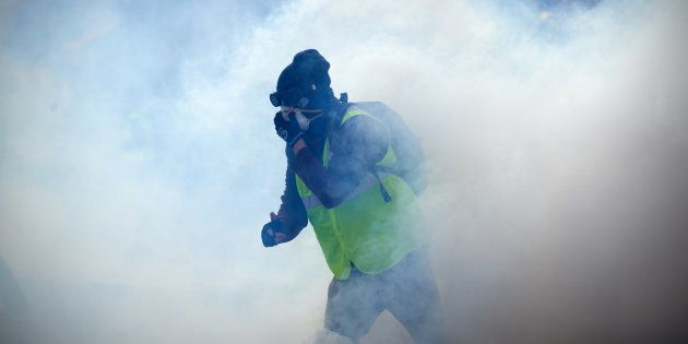 Mains Arrachées De Gilets Jaunes Un Appel à Interdire Les