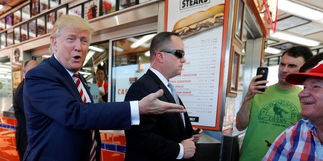 Le candidat Trump dans un restaurant de rue à Philadelphie, en septembre