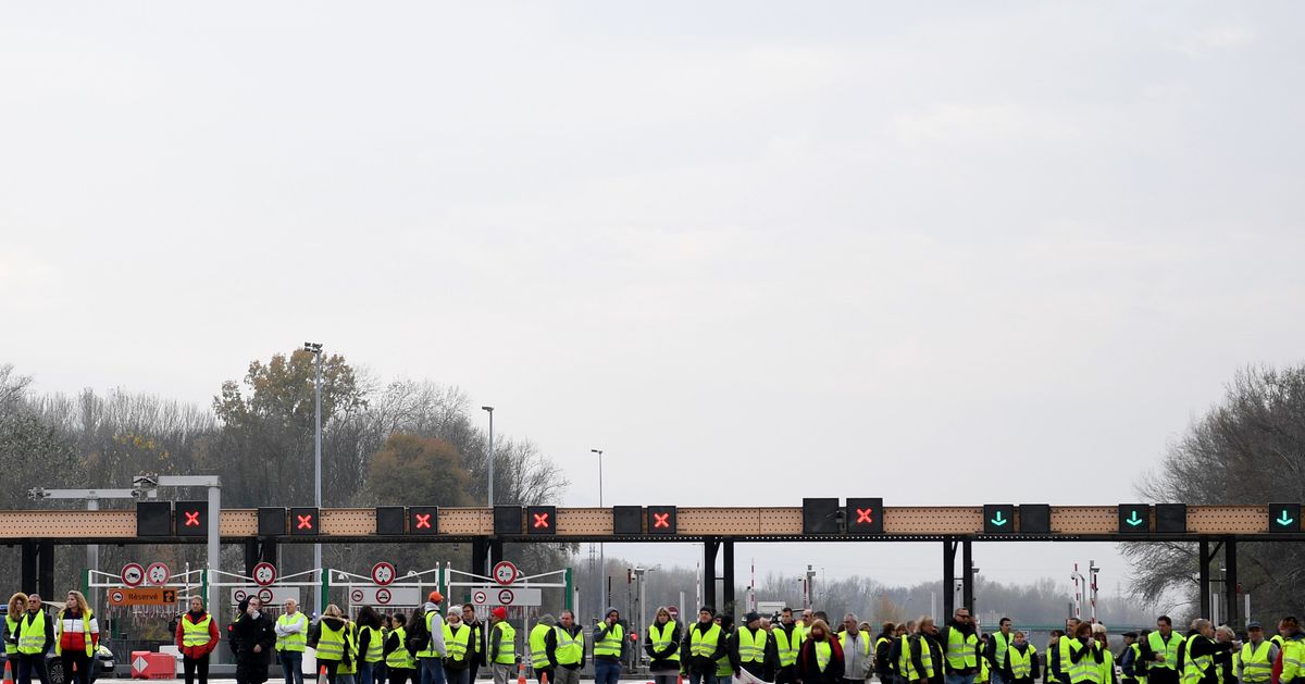 Les Gilets Jaunes Bloquent De Nombreuses Routes Et