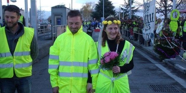 Deux Gilets Jaunes Se Sont Mariés Sur Un Blocage Le