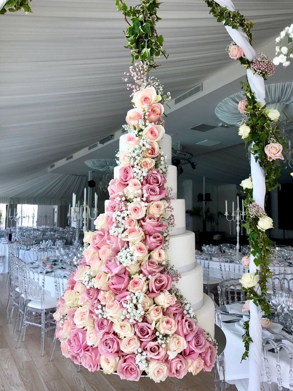 Ces Gateaux De Mariage Suspendus Sont Renversants Le Huffington Post Life Ces Gateaux De Mariage Suspendus Sont Renversants Le Huffington Post Life