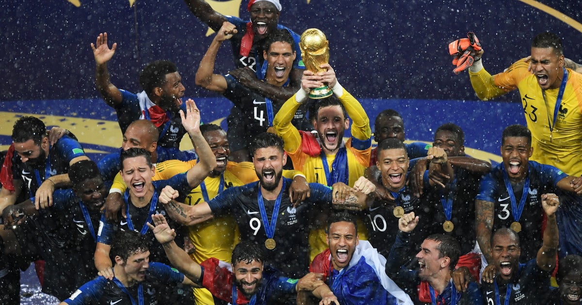 La France championne du monde: Les images des Bleus soulevant le trophée de la Coupe du monde 