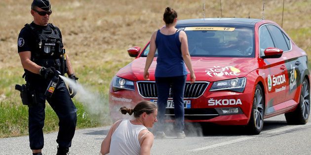 Tour De France 2018 Etape 16 Cette Photo D Un Gendarme Pendant La Manifestation Fait Reagir Le Huffpost