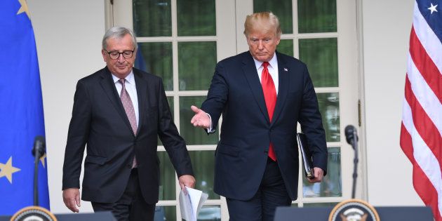 Donald Trump et Jean-Claude Juncker trouvent un accord pour atténuer la guerre commerciale entre États-Unis...