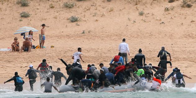Des Migrants Accostent Sur Une Plage Espagnole Sous Le