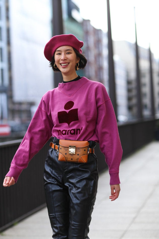 L'influenceuse avec un pull Isabel Marant, un sac ceinture et un pantalon en cuir MCM, le 26 novembre 2018 à Hambourg.