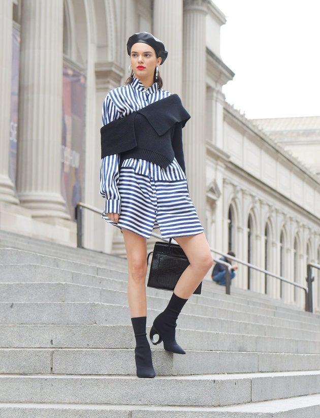 Le mannequin prend la pose sur les marches du Metropolitan Museum of Art le 3 mai 2017 à New York.