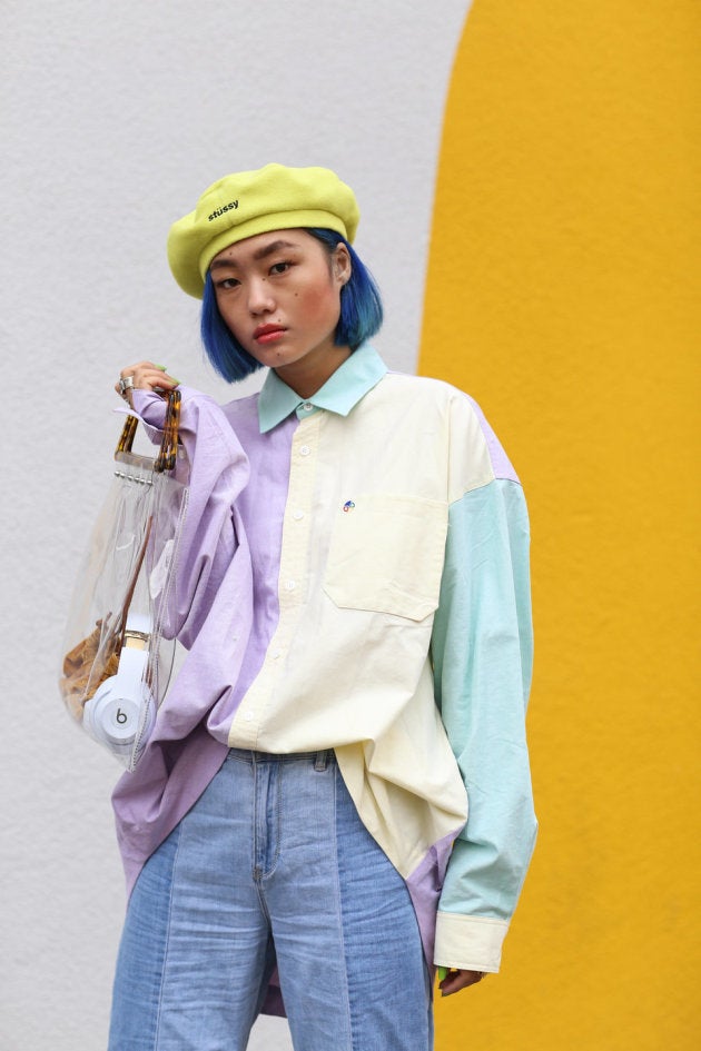 La youtubeuse Kicki Yang Zhang porte une chemise Ader Error, un béret Stussy et un sac Topshop, le 14 novembre 2018 à Berlin.