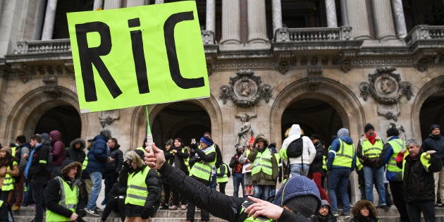 Un manifestant gilet jaune réclamant le RIC samedi 15 décembre à