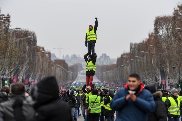 Gilets Jaunes A Paris Cette Pyramide Humaine N Est Pas Passee Inapercue Le Huffpost