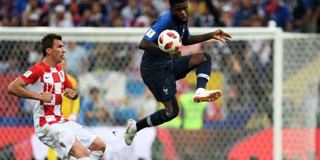 Samuel Umtiti et Mario Mandzukic lors de la finale France-Croatie de la Coupe du Monde de football, le...