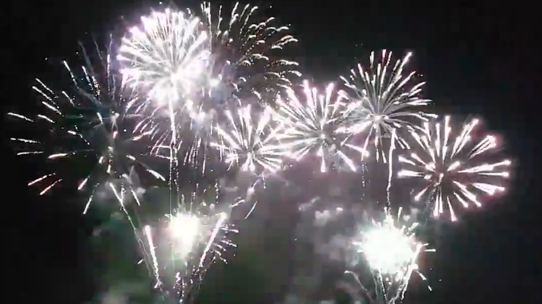 Nice Les Images Du Feu D Artifice Du 15 Aout Le Premier Sur La Promenade Des Anglais Depuis L Attentat Du 14 Juillet 2016 Le Huffpost