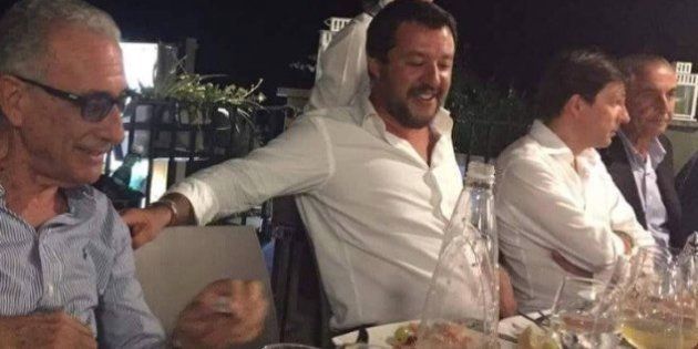 Les photos de Salvini en pleine fête après l'effondrement du pont à Gênes passent très