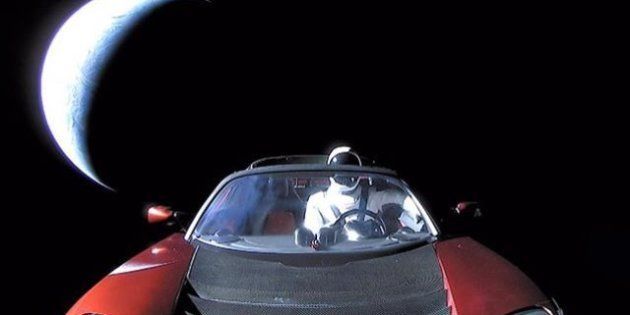 La dernière photo de la Tesla d'Elon Musk, en route vers l'espace, est bourrée de références