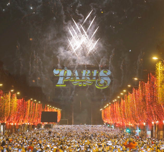 Bonne Annee 19 Les Images Du Reveillon Du Nouvel An Sur Les Champs Elysees Le Huffpost