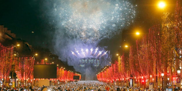 Bonne Annee 19 Les Images Du Reveillon Du Nouvel An Sur Les Champs Elysees Le Huffpost