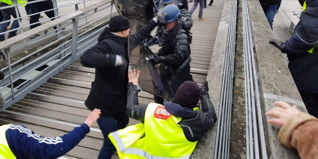 Christophe Dettinger Une Gilet Jaune Affirme Quil Lui A