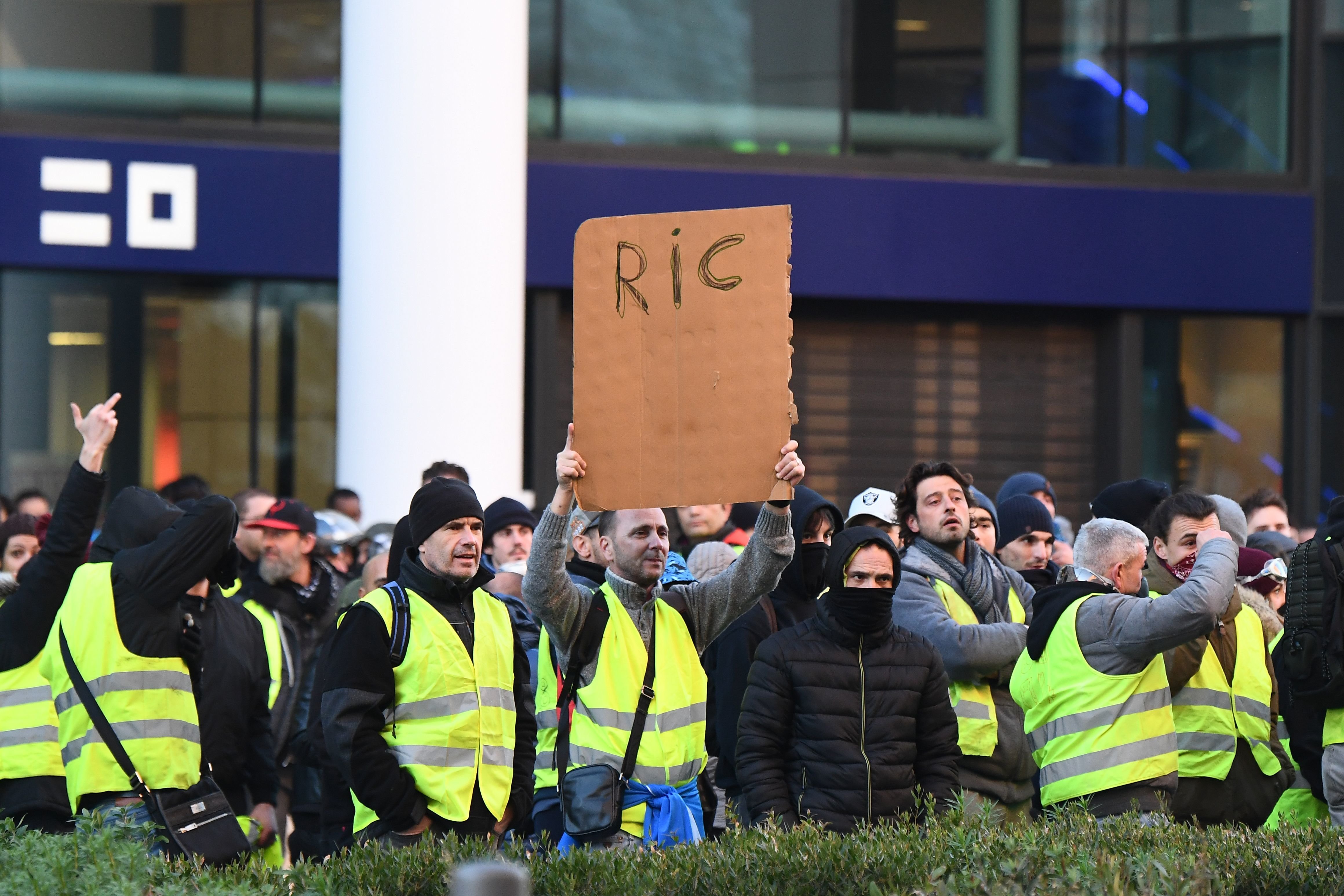 Gilets Jaunes: Des Associations Organisent Un RIC Non Officiel Pour ...