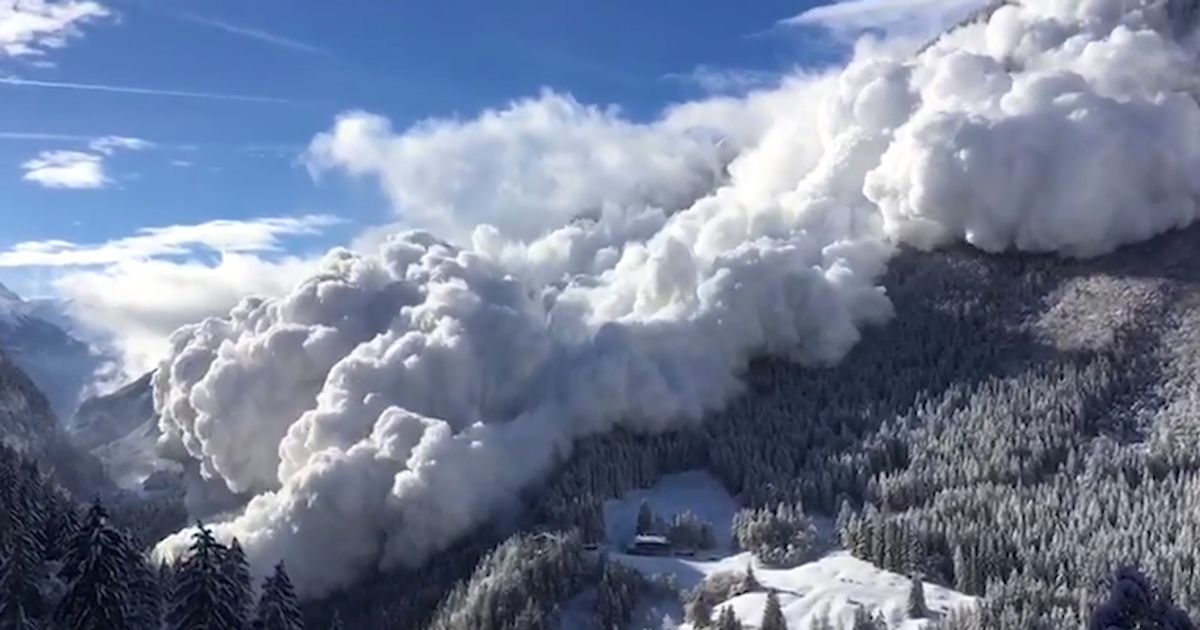 Une Impressionnante Avalanche Déferle Sur Vinadi En Suisse Le Huffpost