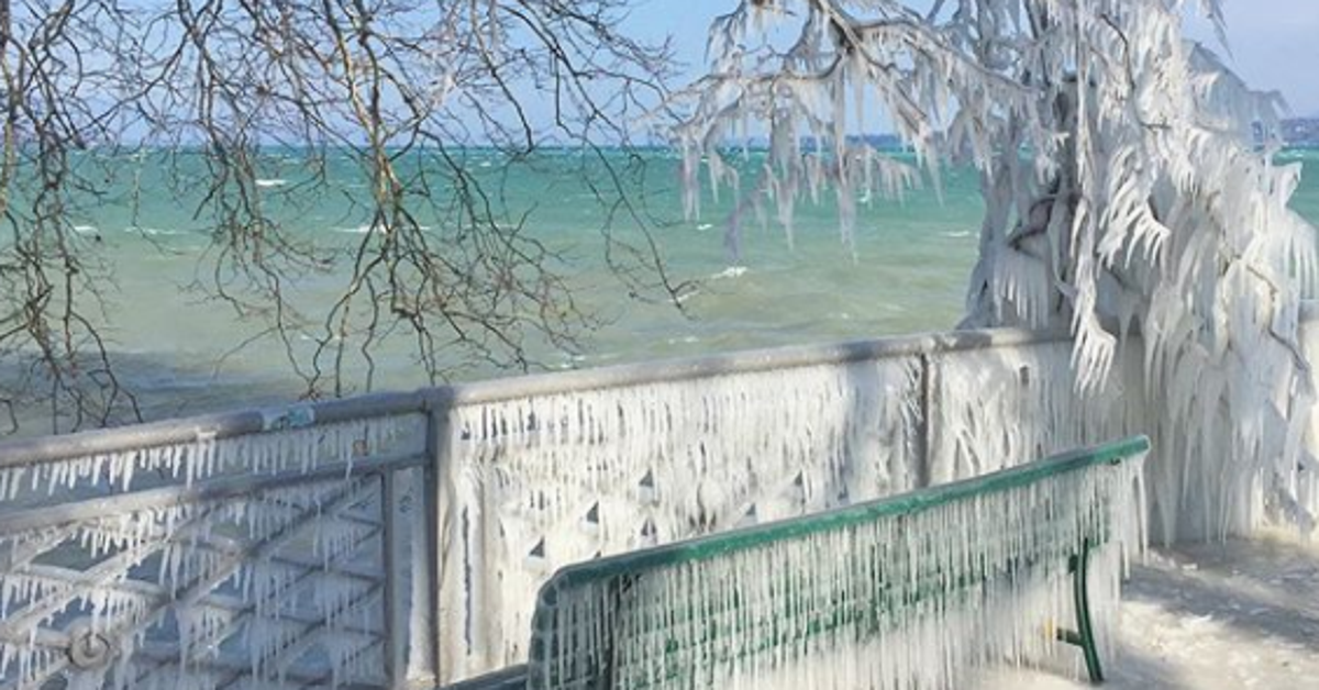 Neige Et Froid Les Images Feeriques Des Rives Gelees Du Lac Leman Le Huffpost