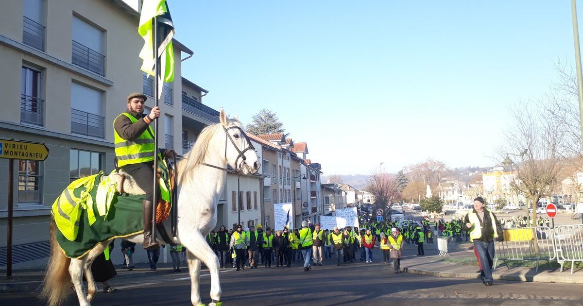 Acte X Des Gilets Jaunes Un Cheval En Tête De Cortège En