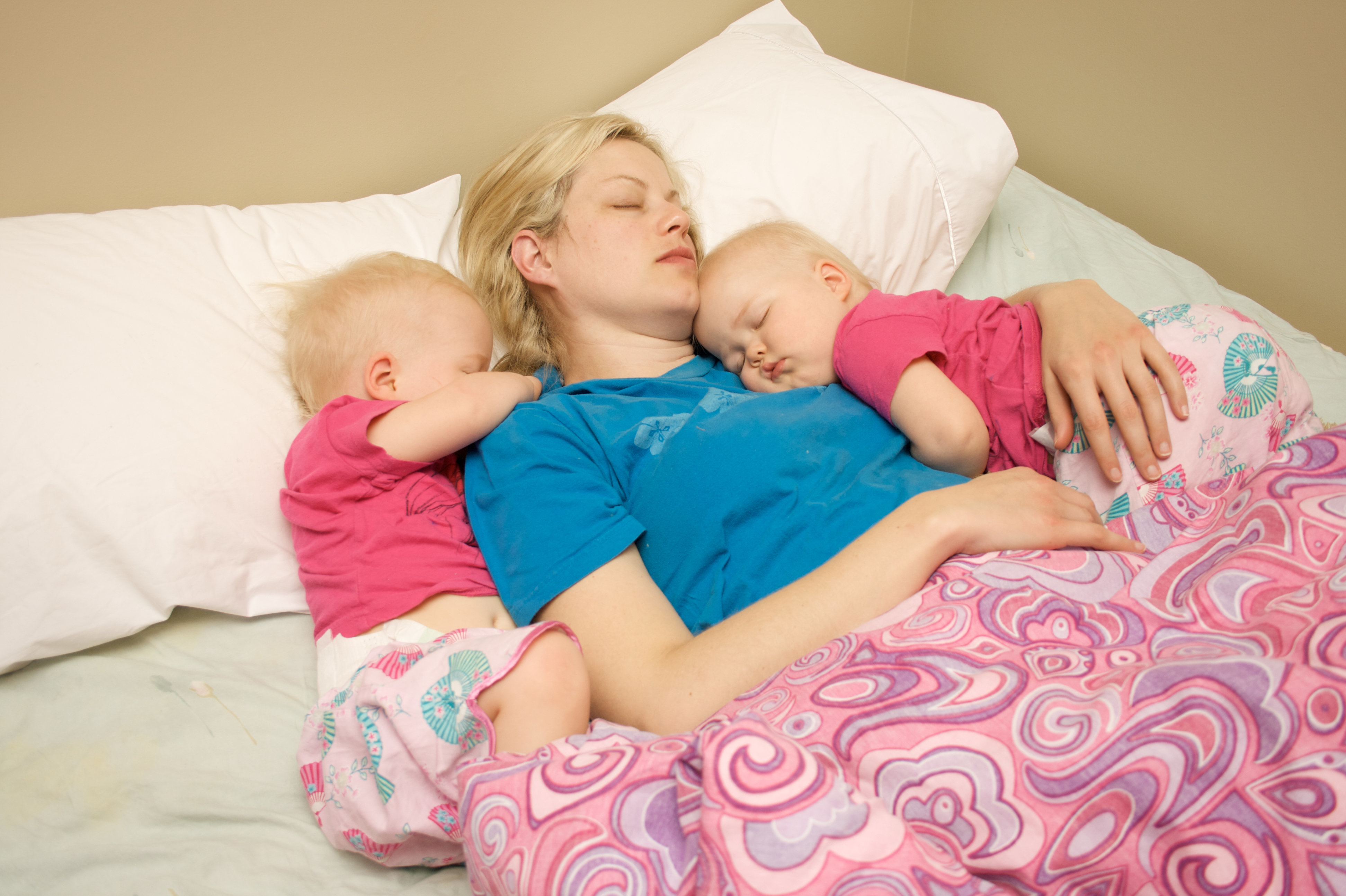 Мама спит с двумя детьми