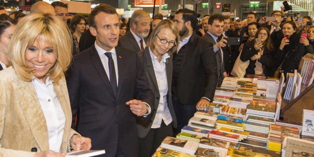 Le Président Emmanuel Macron, entouré de son épouse Brigitte à gauche et de la ministre de la culture...
