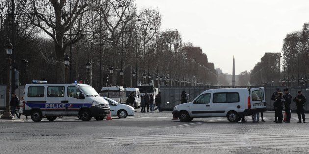 Gilets Jaunes Un Fourgon Pénitentiaire Visé Par Des