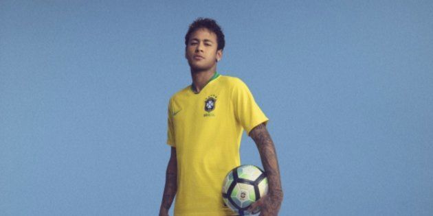 Coupe du monde 2018: Neymar présente le maillot du