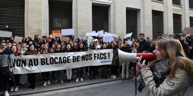 La Fac De Droit De Montpellier Reste Fermee Etudiants Pro Et Anti Blocage Se Font Face Le Huffpost